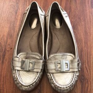 Gianni Bini metallic gold leather loafers. Size 7
